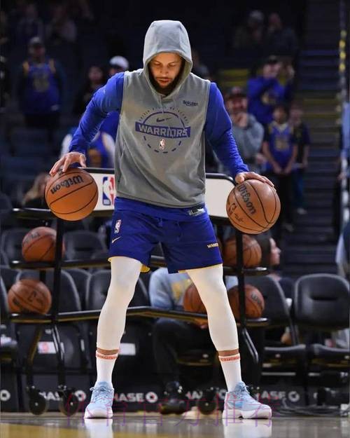 库里穿着凯特琳-克拉克专属灰蓝色科比6进行赛前热身