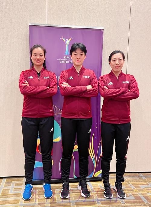 女子裁判组携手执裁中超联赛 女子裁判组携手执裁中超联赛